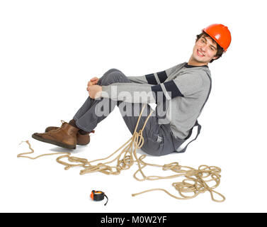 Un jeune travailleur dans l'uniforme gris attaché avec une corde blanche sur fond isolé. Banque D'Images