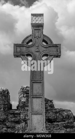 Une haute croix celtique donne sur la sépulture de l'Fransiscan Friary, Donegal, Irlande. Banque D'Images