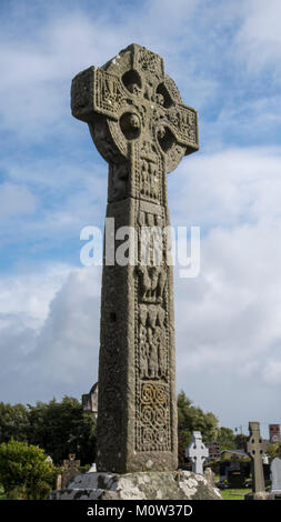 Haut Celtic Cross, Drumcliff de sépulture. L'église de saint Colomba Banque D'Images