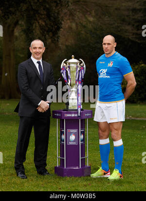 L'entraîneur de l'Italie Conor O'Shea (à gauche) et le capitaine Sergio Parisse durant la Natwest 6 Nations lancer à Syon Park Hilton, London. Banque D'Images