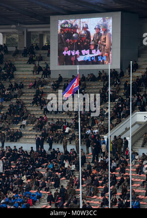 Foule dans le stade Kim Il Sung pendant un match de football, de la province de Pyongan, Pyongyang, Corée du Nord Banque D'Images