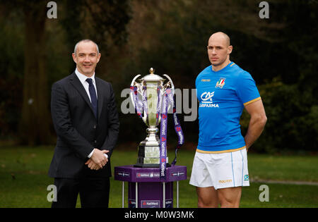 L'entraîneur de l'Italie Conor O'Shea (à gauche) et le capitaine Sergio Parisse durant la Natwest 6 Nations lancer à Syon Park Hilton, London. Banque D'Images