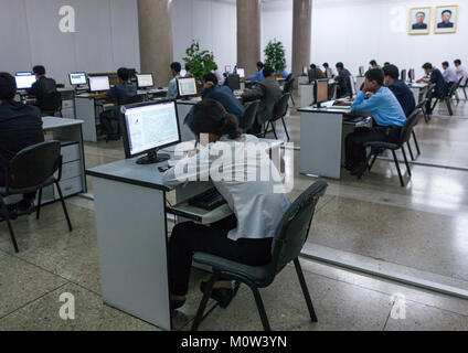 Les étudiants nord-coréens dans la salle des ordinateurs du Palais des etudes du peuple, de la province de Pyongan, Pyongyang, Corée du Nord Banque D'Images