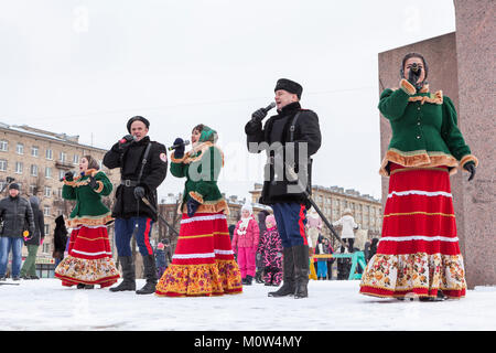 ST. PETERSBURG, RUSSIE - FEB 22, 2017 : performance en costume est à l'extérieur pendant la célébration des Jours gras. C'est un slave orientale et religieuse Banque D'Images