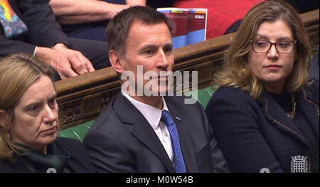 (De gauche à droite) Secrétaire d'accueil Orange Rudd, Secrétaire de la santé et le Développement International Jeremy Hunt Mordaunt Penny secrétaire du Premier ministre lors des questions à la Chambre des communes, Londres. Banque D'Images