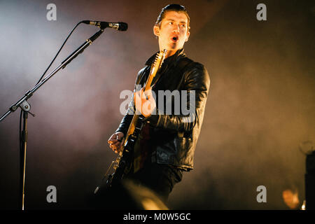 Le groupe de rock anglais Arctic Monkeys effectue un concert live à l'étape Orange à Roskilde Festival 2014. Ici, le chanteur principal et le guitariste chanteur Alex Turner est représenté sur scène. Danemark 05/07 2014. Banque D'Images