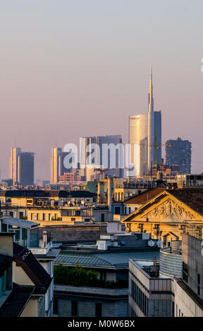 Italie,Lombardie,Milan,skyline avec Unicredit Tower vue du Duomo roof Banque D'Images