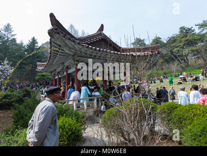 Les gens danser la Corée du Nord dans un pavillon pour le jour du soleil qui est l'anniversaire de la naissance de Kim Il-sung, province de Pyongan, Pyongyang, Corée du Nord Banque D'Images