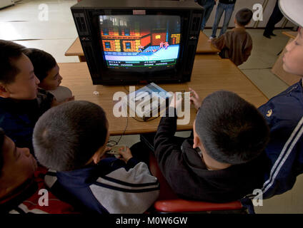 Les enfants de la Corée du Nord à jouer à des jeux vidéo à Songdowon international children's Camp, province du Kangwon, Wonsan, la Corée du Nord Banque D'Images