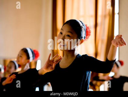 Écolières coréennes du nord assister à un cours de danse au palais des enfants Mangyongdae, province de Pyongan, Pyongyang, Corée du Nord Banque D'Images