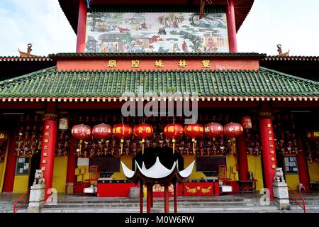 Autel de Siong Lim Temple Bouddhiste Singapour décoré de lampions rouges et pierre lion statues célébrant le Nouvel An lunaire chinois Banque D'Images