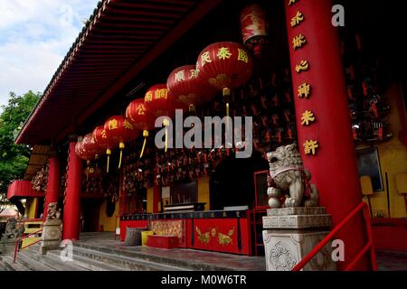 Autel de Siong Lim Temple Bouddhiste Singapour décoré de lampions rouges et pierre lion statues célébrant le Nouvel An lunaire chinois Banque D'Images