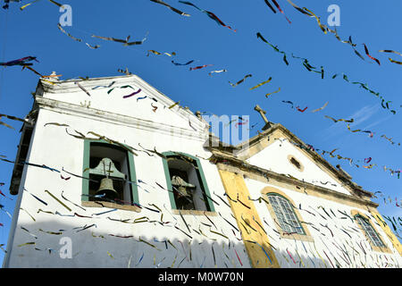 Paraty, Brésil - le 24 février 2017 : rue typique avec des bâtiments coloniaux de la ville historique de Paraty sur l'époque de carnaval, Brésil Banque D'Images