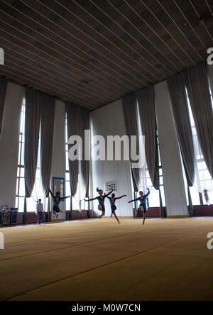 Les jeunes danseurs de la Corée du Nord dans la salle de pratique de Mangyongdae, le palais des enfants de la province de Pyongan, Pyongyang, Corée du Nord Banque D'Images