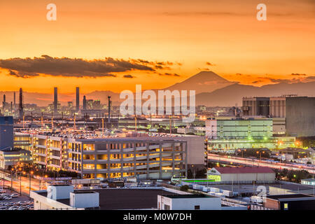 Kawasaki, Japon les usines et Mt. Fuji. Banque D'Images