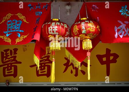 Lanternes rouges et or avec des bannières célébrant le Nouvel An lunaire chinois à Geylang, Singapour Banque D'Images