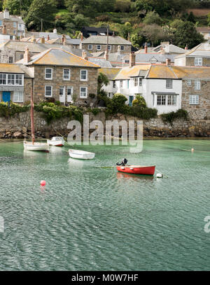 Bateaux dans le port du joli village de pêcheurs De Mousehole à Cornwall, UK Banque D'Images