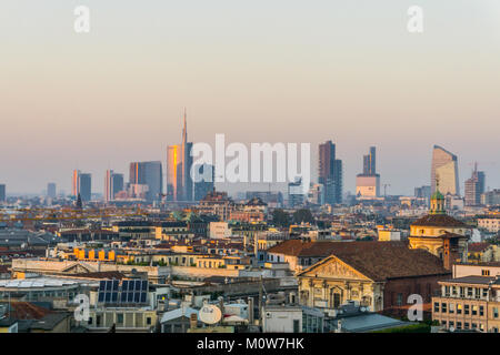 Italie,Lombardie,Milan,skyline avec Unicredit Tower vue du Duomo roof Banque D'Images