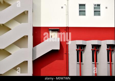 Bold extérieur d'une usine moderne avec escalier extérieur à Singapour Banque D'Images