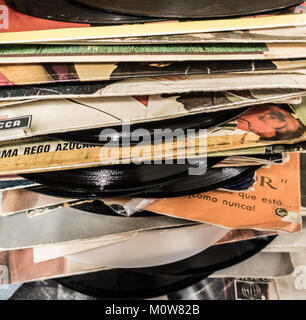 Les disques vinyles dans magasin de charité. Banque D'Images