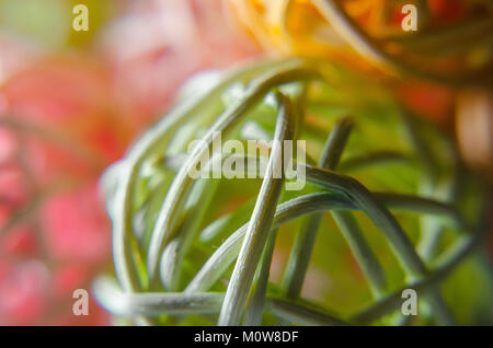 L'abstraction floue de la corde macro. Les bandes de caoutchouc coloré sur un fond de couleur Banque D'Images