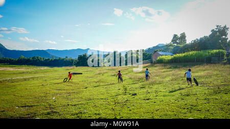 Daklak, Vietnam - Mai 10, 2015. Enfants jouant sur le champ à petit village ethnique à Daklak, hauts plateaux du centre du Vietnam. Banque D'Images