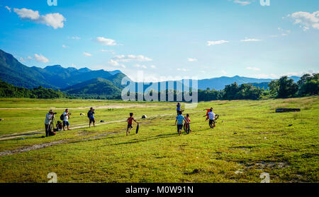 Daklak, Vietnam - Mai 10, 2015. Enfants jouant sur le champ à jour d'été à Daklak, hauts plateaux du centre du Vietnam. Banque D'Images