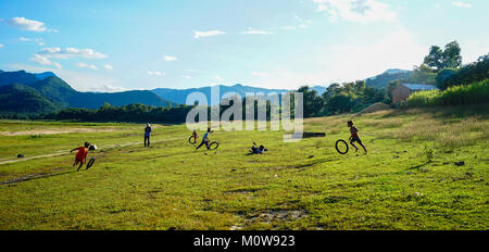 Daklak, Vietnam - Mai 10, 2015. Enfants jouant sur le champ à jour ensoleillé en journée Daklak, hauts plateaux du centre du Vietnam. Banque D'Images