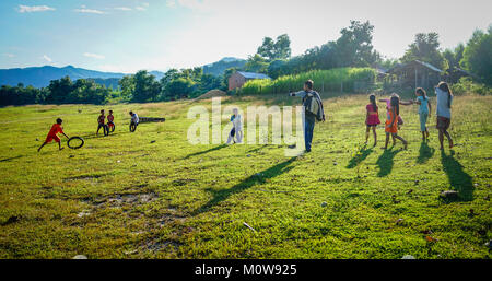 Daklak, Vietnam - Mai 10, 2015. Enfants jouant sur pelouse à journée d'été à Daklak, hauts plateaux du centre du Vietnam. Banque D'Images