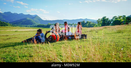 Daklak, Vietnam - Mai 10, 2015. Des enfants assis sur le champ à la journée d'été dans la province de Daklak, hauts plateaux du centre du Vietnam. Banque D'Images