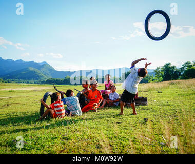 Daklak, Vietnam - Mai 10, 2015. Enfants jouant sur pelouse à journée d'été dans la province de Daklak, hauts plateaux du centre du Vietnam. Banque D'Images