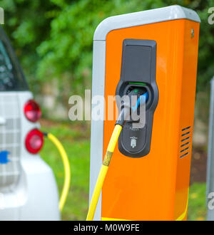 Location de voiture électrique de charge dans la rue Banque D'Images