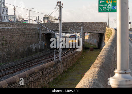 Un train s'approche Dun Laogahire, Dublin. Banque D'Images