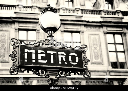 Panneau d'entrée du métro Art Nouveau Paris sur fond magnifique, style vintage. Gros plan, mise au point sélective. Décembre 2011. Banque D'Images