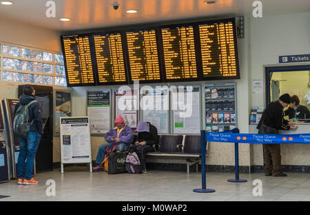 Billetterie et départ du train dans une gare ferroviaire britannique en Angleterre, Royaume-Uni. Banque D'Images