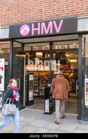 Porte d'entrée d'un magasin HMV en Angleterre, Royaume-Uni. HMV shop portrait. Banque D'Images