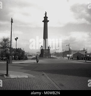 Années 1950, tableau historique de l'époque montrant la Wilberforce Monument à Hull City Centre, Queen Victoria Dock Square. Érigé en 1835 dans le style de la Colonne Nelson de Londres, la colonne était de 90 pieds, et la statue en haut 12 pieds de haut, taillée d'une meule à grains. L'impressionnant monument à William Wilberforce [1759-1833], qui était un homme politique britannique et mécène, est à cause de son travail comme le chef du mouvement pour l'abolition de la traite des esclaves et c'est ce qui est il est reconnu à juste titre. Banque D'Images