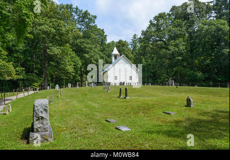 Eglise vintage, maintenant désaffectée, entouré d'arbres et bordée de pierres tombales dans les Smoky mountains près de Gatlinburgh, Tennessee, USA. Banque D'Images