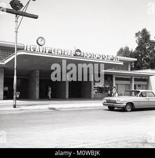 1955, historiques, Tel Aviv, Israël, l'image montre l'entrée de la Gare Centrale de Tel Aviv, a ouvert au public l'année précédente, en novembre 1954.