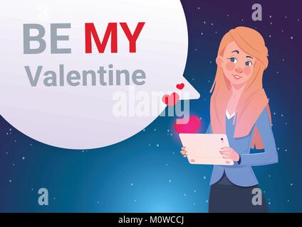Be My Valentine Invitation Carte de souhaits Woman Holding Digital Tablet Envoi du message Illustration de Vecteur