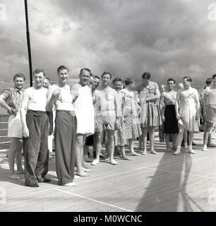 Milieu des années 1950, historique, à bord d'un bateau à vapeur Union-Castle dirigés vers le Cap en Afrique du Sud, la poste, le fret et les passagers, une chasse au jeu de carte prend place parmi les mâles adultes, qui doivent trouver et habiller dans les articles d'habillement femelle, robes par exemple, qu'ils peuvent trouver. Banque D'Images