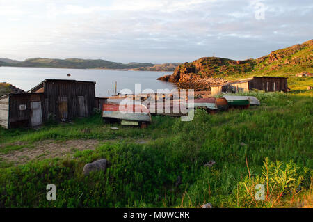 Vieux bateaux de pêche sur la côte de la région de Mourmansk Teriberka Banque D'Images