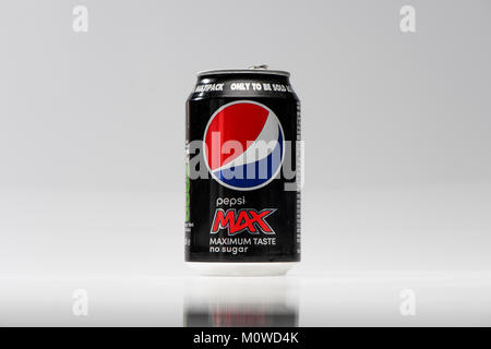 Une boîte de Pepsi Max sur un fond blanc. Banque D'Images
