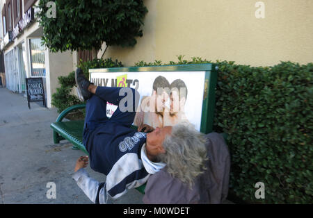 L'homme de dormir sur un banc à Los Angeles, Californie, USA Banque D'Images