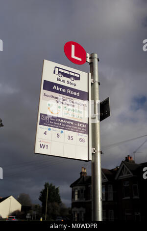 Un Bus stop à l'Alma road Romsey tourné vers le bas contre un ciel d'orage, avec bus à Southampton et Eastleigh et Winchester. Banque D'Images