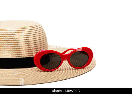 La femme d'été chapeau et des lunettes de couleur rouge sur fond isolé. Focus sélectif. Banque D'Images