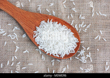 Riz long blanc dans une cuillère en bois. Close up. Banque D'Images