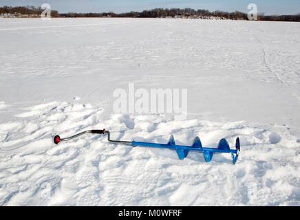 Une vis sans fin de Blue Ice (une vis hélicoïdale blade) jeter dans la neige sur un lac gelé dans le Minnesota, USA Banque D'Images