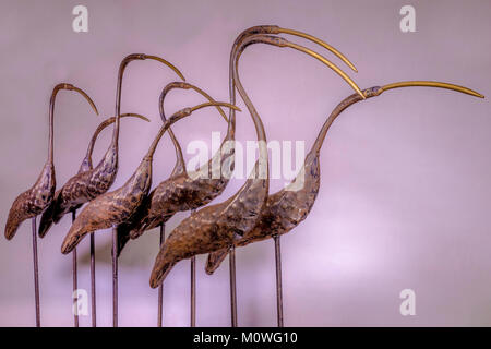 Ornement de forme / Metal formé de huit / ibis ibis (oiseau de la famille des Threskiornithidae), avec leurs factures courbé vers le bas, se tenant ensemble. UK. Banque D'Images