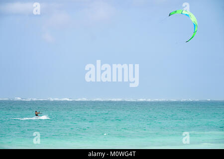 Un homme le kitesurf sur l'Océan Indien à Mombasa, Kenya, Afrique de l'Est Banque D'Images